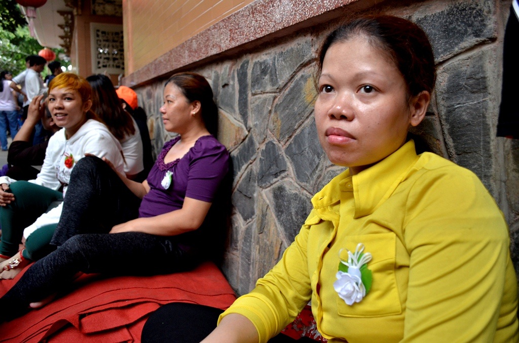 Nhưng vẫn còn đó rất nhiều người không thể cười vui khi trên ngực áo là nhành hoa trắng.