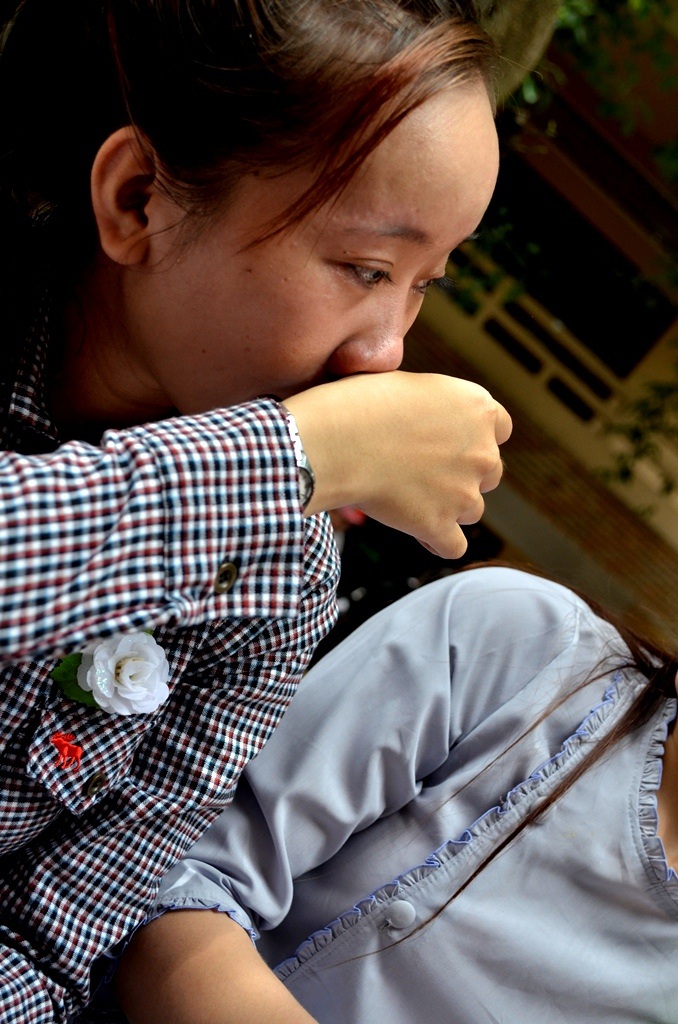 Bạn Trần Thị Hồng Nhung (quê An Giang), chỉ mới ngoài 20 nhưng đã phải cài nhành hoa trắng.