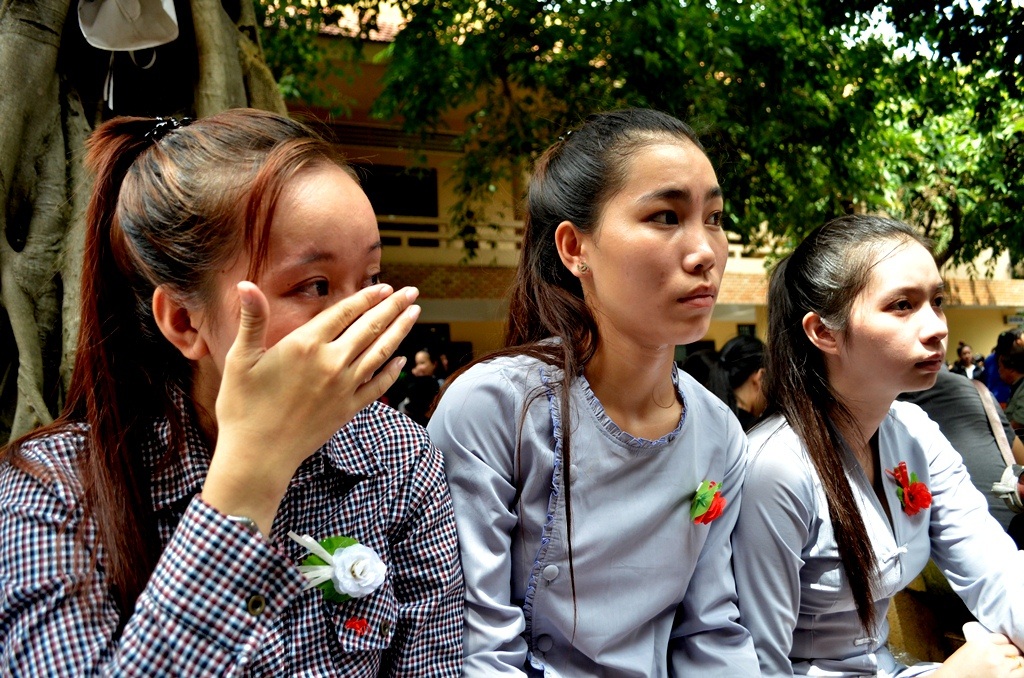 Tiếp xúc với chúng tôi, Nhung không thể chia sẻ cảm nghĩ của mình. Nhung chỉ xót xa “Vì sao thế? em còn trẻ quá, vì sao em không được cài hoa hồng đỏ như các bạn. Số phận mà, em chỉ biết chấp nhận…”.