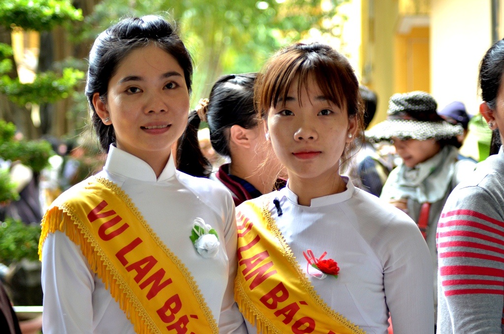 Họ là bạn của nhau. Đến chùa tình nguyện đi gắn từng nhành hoa hồng lên ngực áo từng Phật tử. Nhưng, trong lúc gắn, cảm xúc của họ khác nhau.