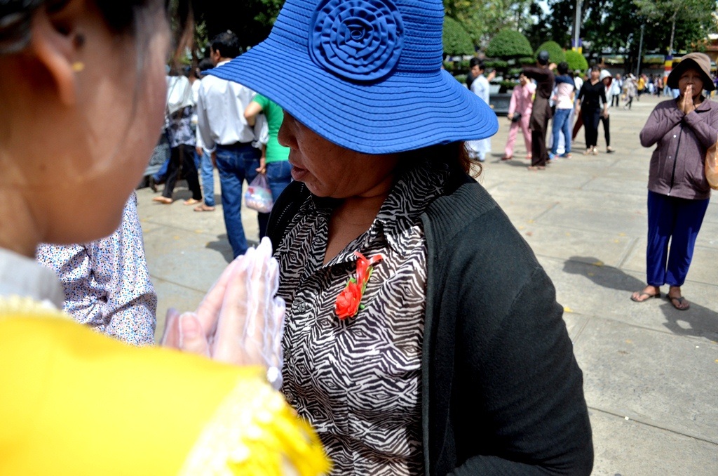 
Tóc pha sương cánh hoa hồng đỏ thắm…
