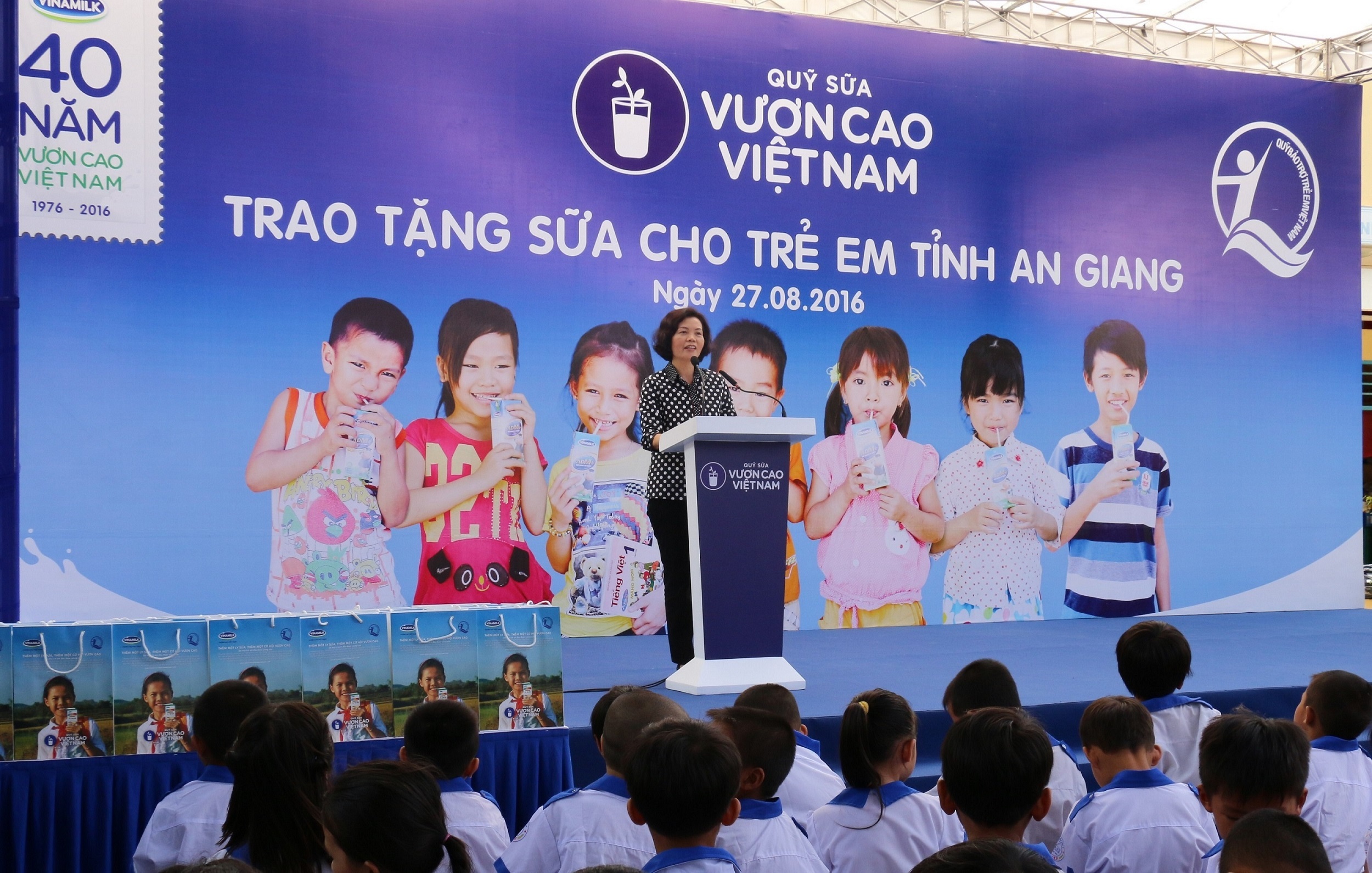 Quỹ sữa Vươn cao Việt Nam trao tặng 111.000 ly sữa cho hơn 1.200 trẻ em - 4 Bà Bùi Thị Hương-Giám đốc điều hành Vinamilk- chia sẻ về ý nghĩa nhân văn của chương trình Quỹ Sữa Vươn Cao Việt Nam mà Vinamilk đồng hành 9 năm nay.