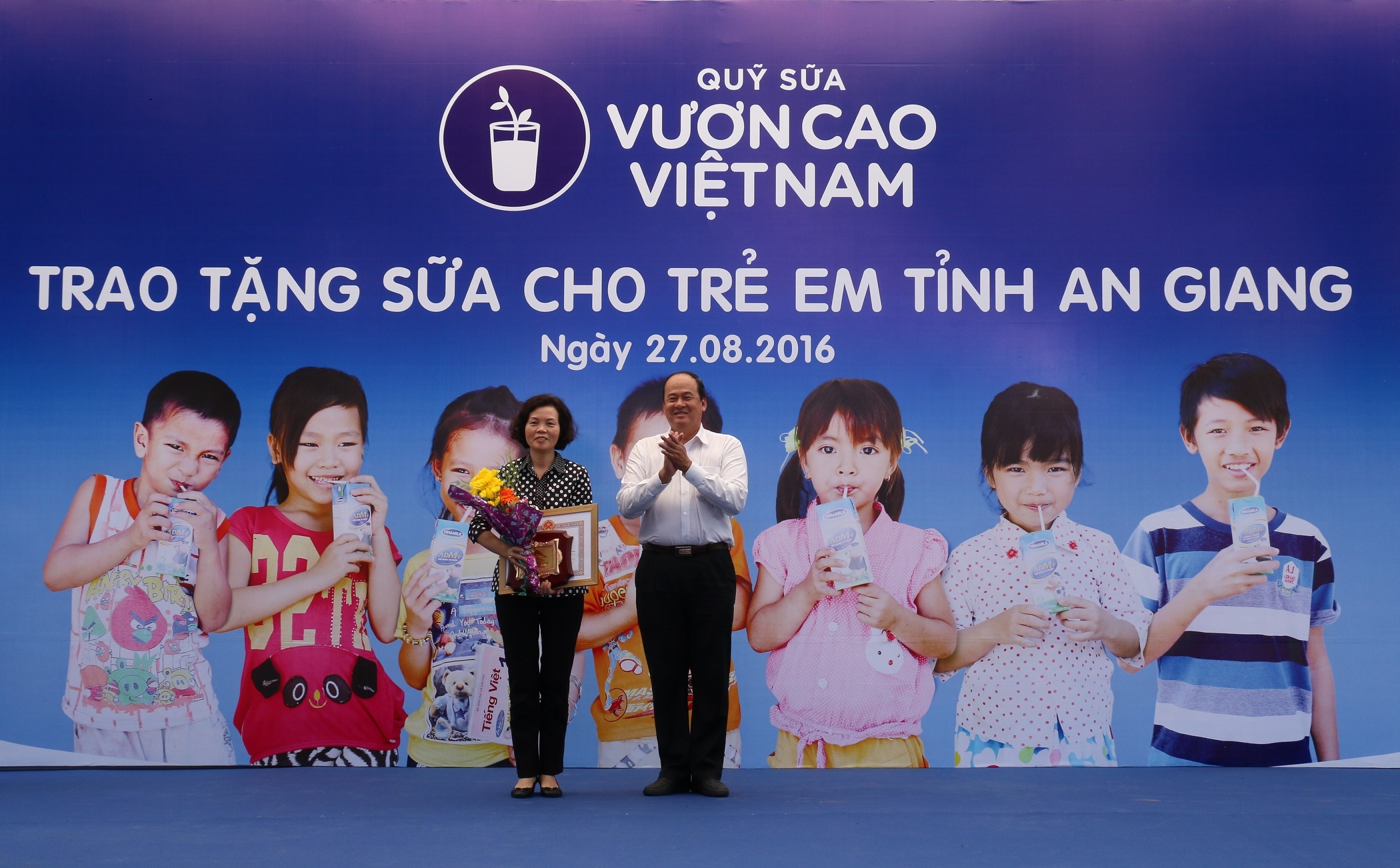 Quỹ sữa Vươn cao Việt Nam trao tặng 111.000 ly sữa cho hơn 1.200 trẻ em - 5 Bùi Thị Hương – Giám đốc điều hành công ty Vinamilk đại diện công ty nhận bằng khen từ UBND tỉnh An Giang vì trong nhiều năm qua đã có nhiều đóng góp cho trẻ em của Tỉnh An Giang.