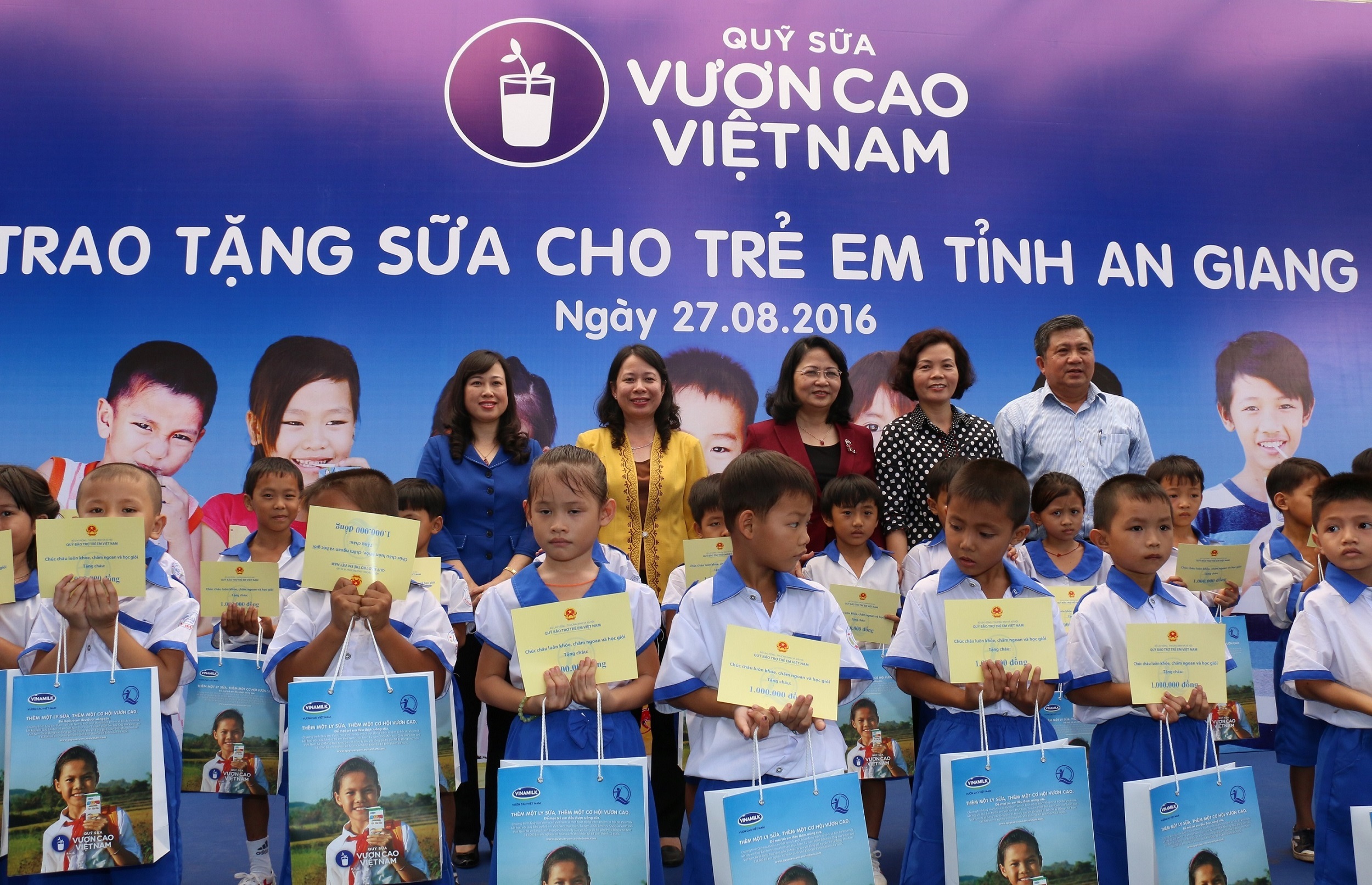 Quỹ sữa Vươn cao Việt Nam trao tặng 111.000 ly sữa cho hơn 1.200 trẻ em - 1 Quỹ sữa Vươn cao Việt Nam trao tặng 111.000 ly sữa cho hơn 1.200 trẻ em - 1