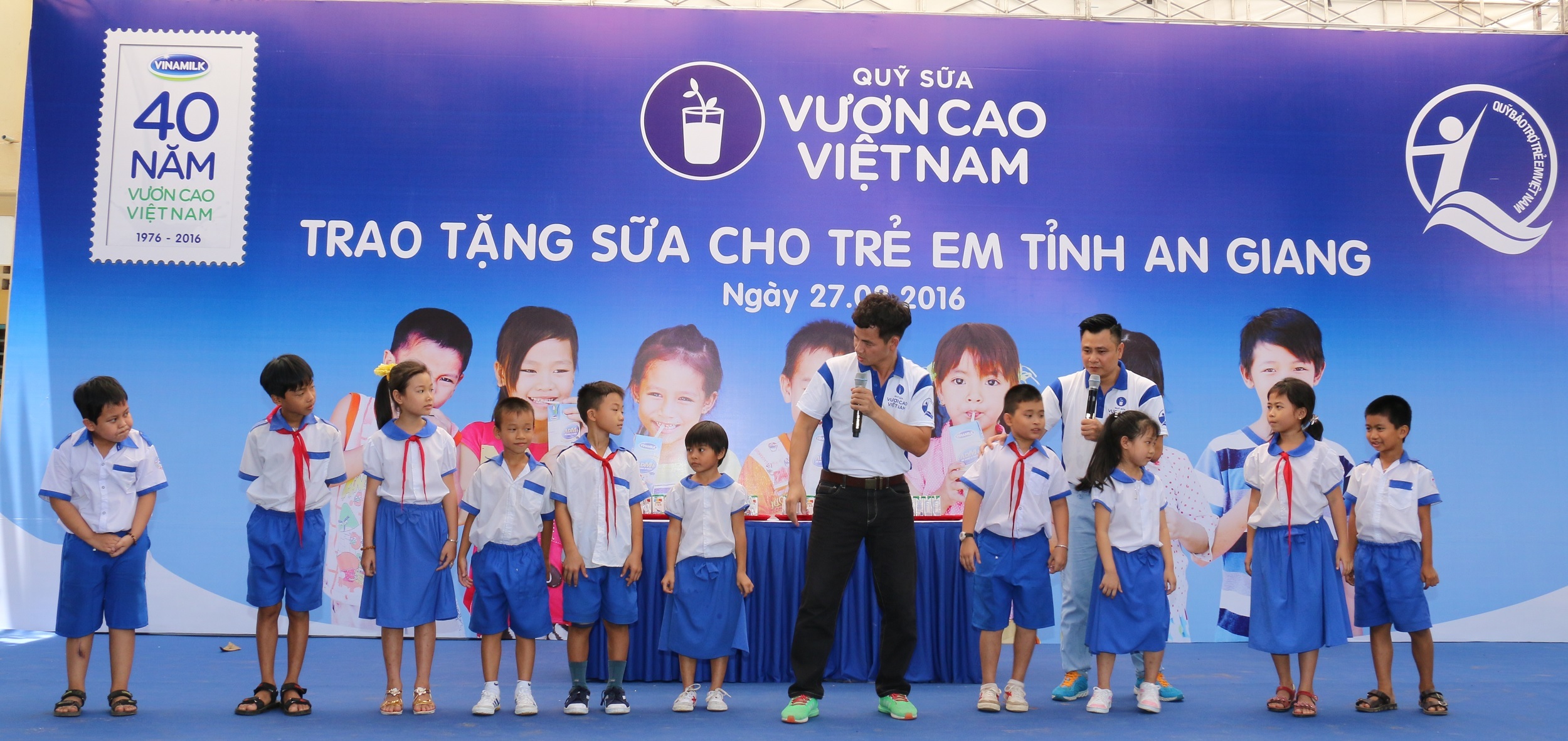 Quỹ sữa Vươn cao Việt Nam trao tặng 111.000 ly sữa cho hơn 1.200 trẻ em - 3 Tham dự chương trình các em học sinh An Giang còn được giao lưu và tham gia các trò chơi vui nhộn cùng hai Nghệ sĩ hài Xuân Bắc và Tự Long, các đại sứ thiện chí của chương trình Quỹ sữa Vươn cao Việt Nam