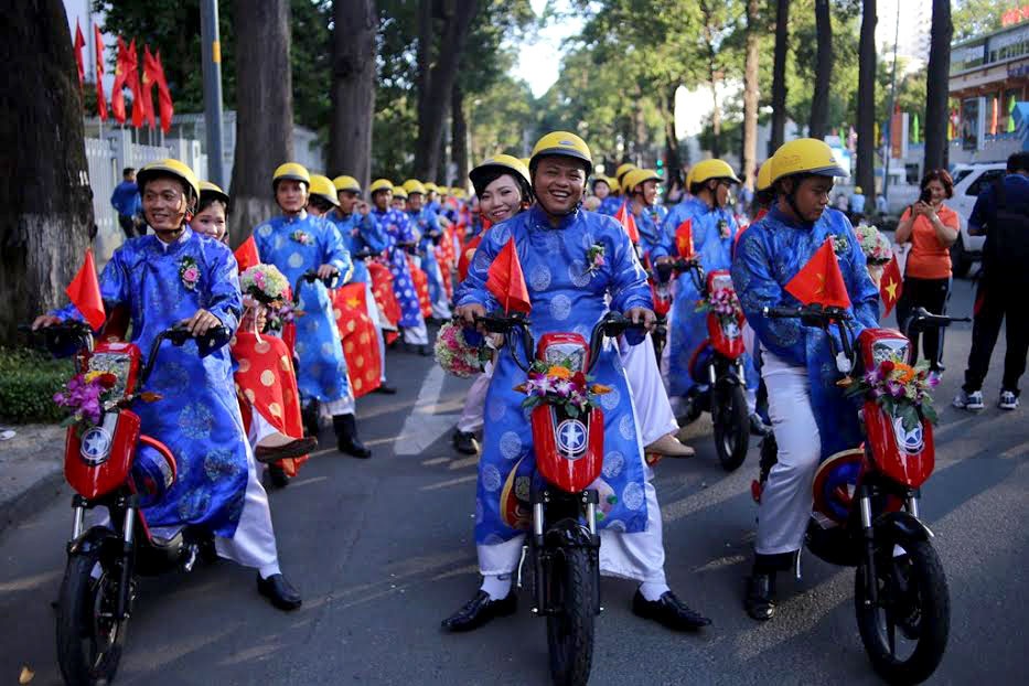 Sáng 2/9, lễ cưới tập thể dành cho 100 cặp đôi là cán bộ đoàn và công nhân có hoàn cảnh khó khăn đã được tổ chức tại TPHCM. Từ sớm, các cặp đôi cô dâu chú rể khăn áo chỉnh tề chuẩn bị cho ngày lễ trọng đại của cuộc đời.