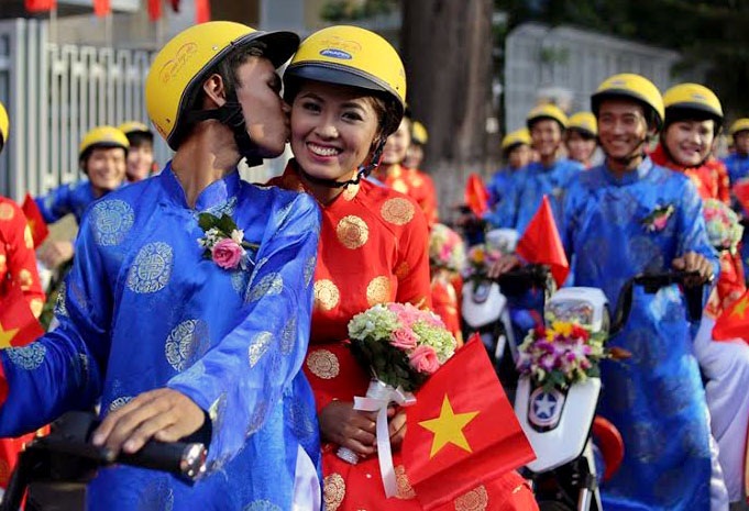 Nụ hôn hạnh phúc của cô dâu chú rể trong đám cưới.