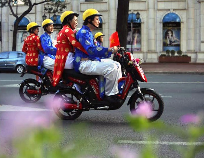Đoàn đám cưới đi qua đường Phạm Ngọc Thạch, quận 1. Ông Dương Ngọc Tuấn - Giám đốc Trung tâm Hỗ trợ Thanh niên Công nhân cho biết, tham gia lễ cưới tập thể 2016, các đôi uyên ương tham gia chương trình được nhận một số quà cưới có giá trị như: Một bàn tiệc cưới trị giá 5 triệu đồng, một cặp nhẫn cưới, sổ tiết kiệm trị giá 600.000 đồng, ảnh cưới và album cưới trị giá 1.500.000 đồng/bộ...