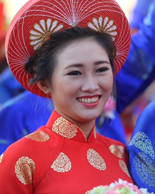 Cô dâu Võ Hồng Phượng (24 tuổi, công nhân in) không thể dấu được niềm hạnh phúc khi được tổ chức đám cưới tập thể. “Do hoàn cảnh khó khăn nên em và chồng chỉ dọn về sống chung với nhau mà chưa tổ chức đám cưới. Nay được thành phố tổ chức một lễ cưới đầy kỷ niệm nên em rất vui”. Phượng chia sẻ.