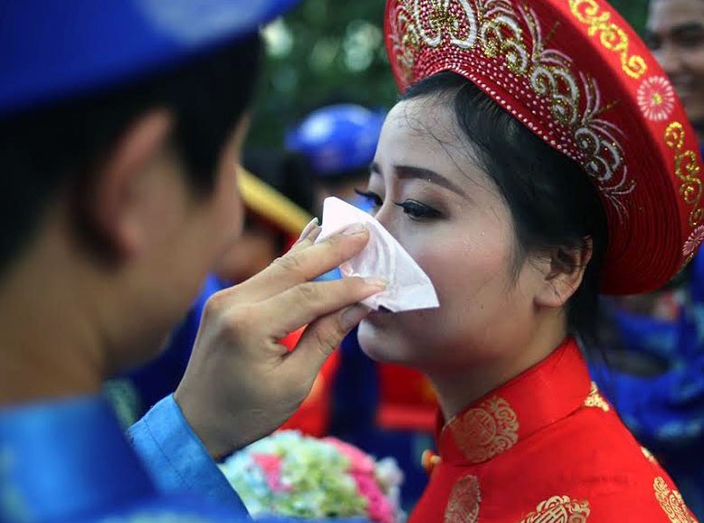 Đoàn đám cưới tập thể xuất phát từ Nhà văn hóa Thanh Niên (quận 1), chú rể sẽ dùng xe đạp điện chở cô dâu đi trên diễu hành trên các tuyến đường trung tâm thành phố. Hình ảnh hạnh phúc của một cô dâu khi được chồng chăm sóc.