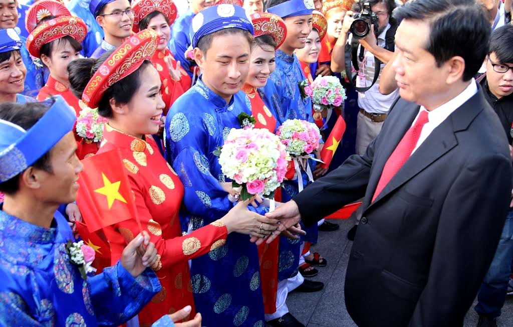 Đồng chí Bí thư Thành ủy TPHCM Đinh La Thăng tham dự lễ cưới tập thể, đến bắt tay và chúc phúc cho từng cặp đôi.