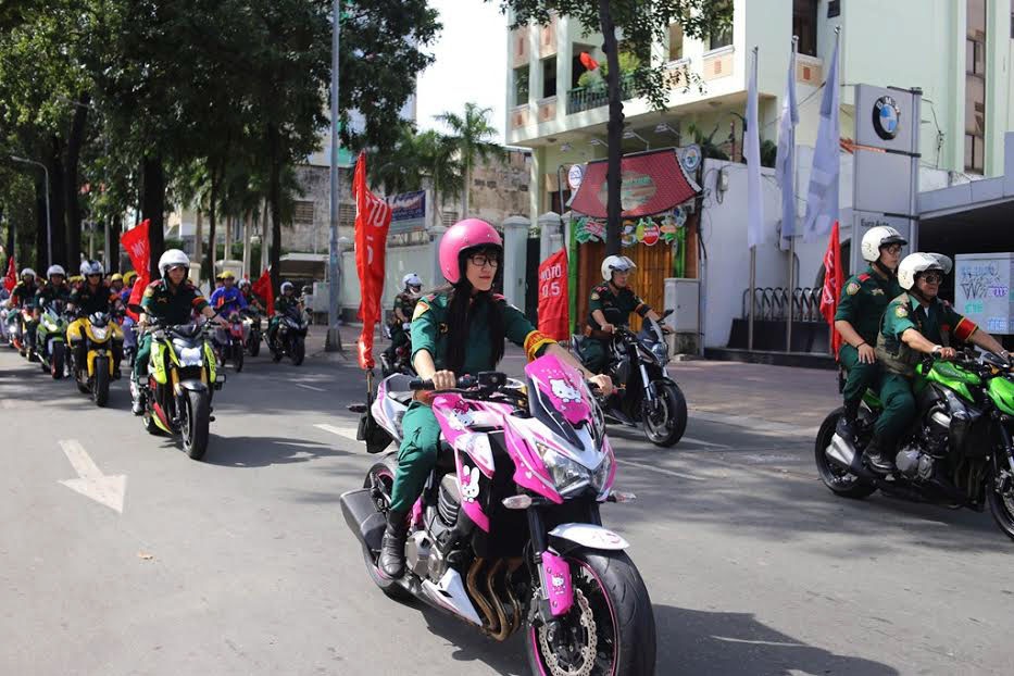 Lễ cưới tập thể được đoàn mô tô dẫn đường đi xung quanh các con đường trung tâm trước khi về trước tượng đài Bác Hồ trước UBND thành phố làm lễ.