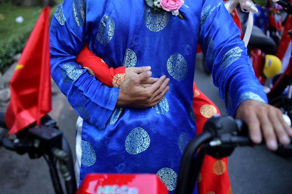 Những cái nắm tay thật chặt của chú rể dành cho cô dâu, do điều kiện khó khăn nên họ không thể tổ chức một đám cưới.