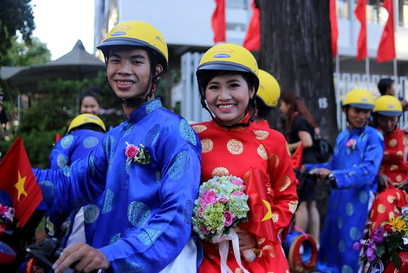 Nhiều cô dâu chú rể dù đã sống với nhau rất lâu, có người 8 năm, có người 10 năm cũng có người đã có với nhau vài đứa con nhưng đây là lần đầu tiên họ được tổ chức đám cưới.