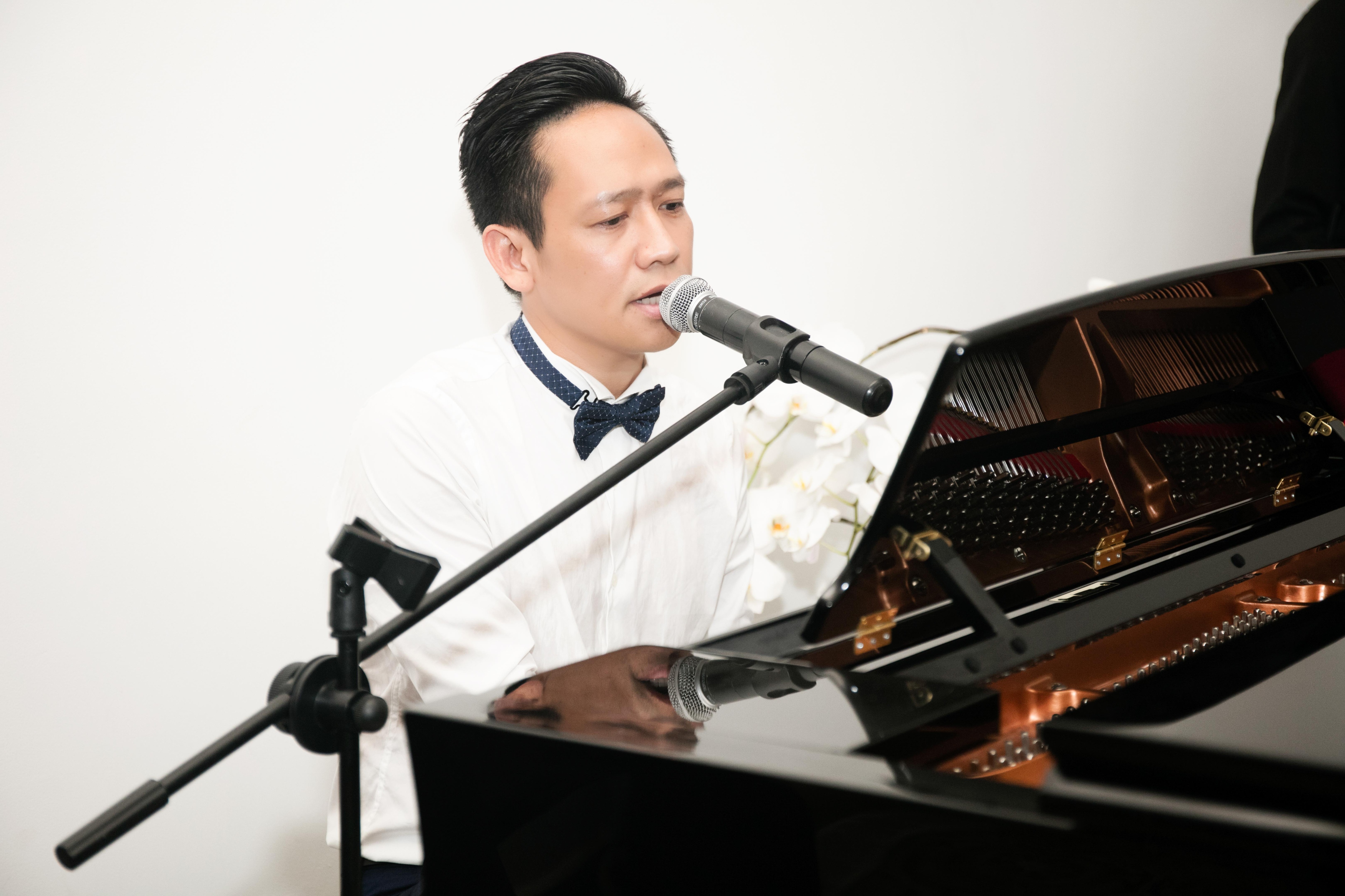 Á hậu Vi Thị Đông bất ngờ xuất hiện trong sinh nhật Giáng My - 5 Ca sỹ Duy Mạnh vừa đàn vừa hát góp vui cho bữa tiệc.
