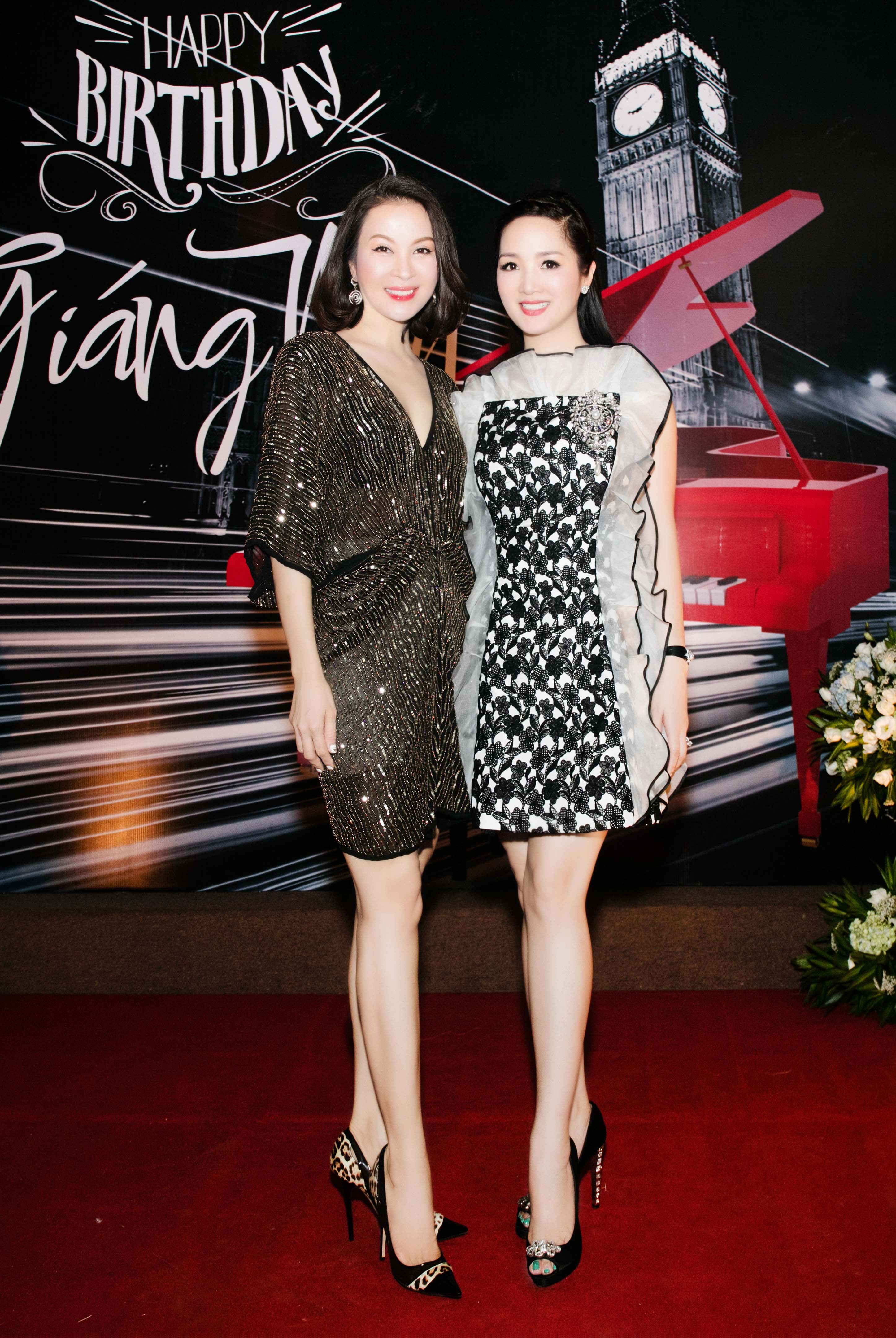 Á hậu Vi Thị Đông bất ngờ xuất hiện trong sinh nhật Giáng My - 7 MC Thanh Mai - Giáng My.