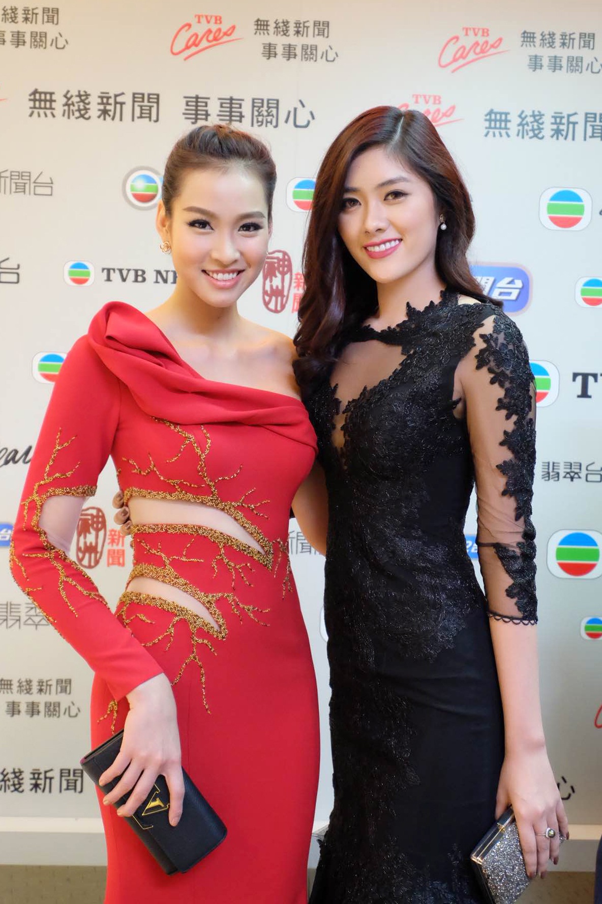 Ngoài vui vẻ chụp hình kỉ niệm với khách mời tới dự sự kiện, Vương Thu Phương còn dành thời gian trò chuyện và bày tỏ sự ngưỡng mộ với những nghệ sĩ TVB được nhiều thế hệ khán giả yêu mến.