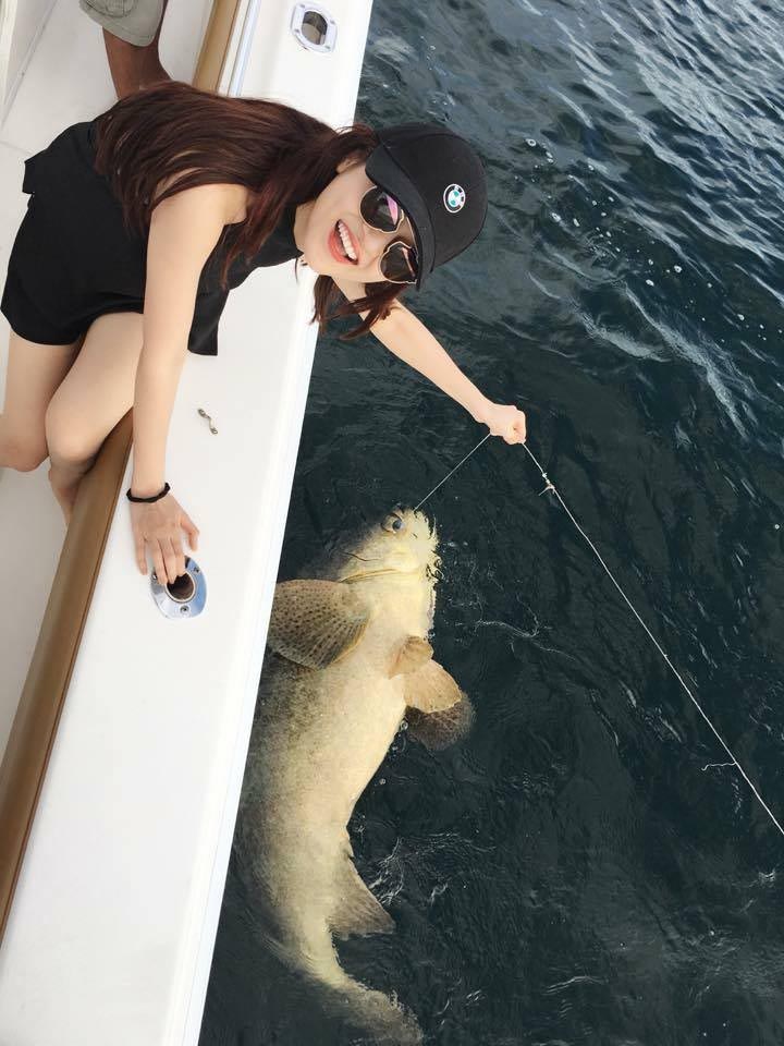 Bảo Anh gợi cảm đi câu cá ở Miami - 2 Tranh thủ quãng thời gian rảnh rỗi hiếm hoi đầu tuần, Bảo Anh vừa cùng những người bạn thân thiết đi thăm thú, câu cá đại dương tại một vùng biển nổi tiếng.