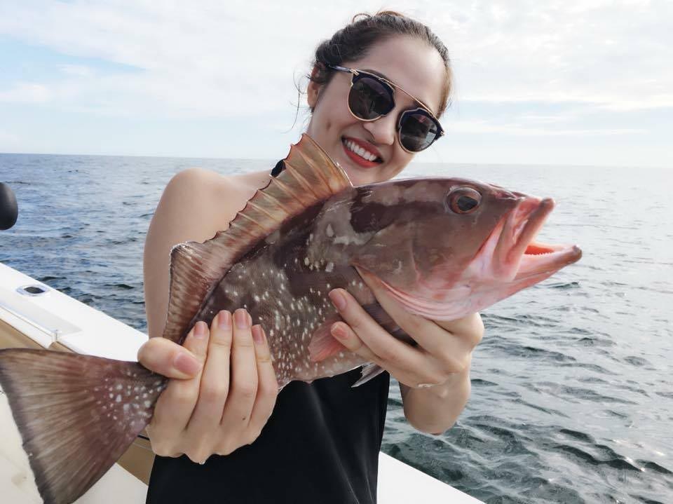 Bảo Anh gợi cảm đi câu cá ở Miami - 3 Trong chuyến du ngoạn này, nữ ca sĩ “Anh muốn em sống sao” không ngại khoe vẻ quyến rũ với trang phục trẻ trung, gợi cảm. Cô cũng rất thích thú khi lần đầu tiên được chạm tay vào những chú cá lớn mà cô chỉ mới được xem qua sách, báo.