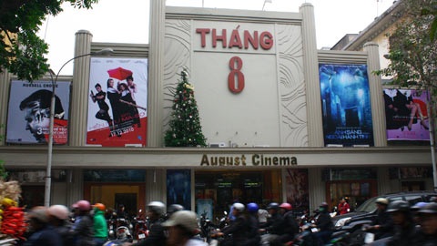 Những “cái chết” báo trước của các rạp chiếu phim “ký ức” ở Hà Nội - 2 Rạp Tháng Tám trên phố Hàng Bài cũng đang phải đương đầu với không ít khó khăn trong việc kéo khách đến rạp.