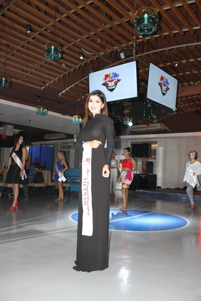 Người đẹp Hồ Oanh Yến là đại diện duy nhất của Việt Nam tham dự cuộc thi này đã xuất sắc giành ngôi vị cao quý nhất trong đêm thi.