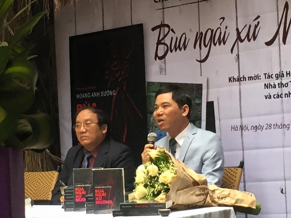 “Bùa ngải xứ Mường” hé lộ những điều khó lý giải về tâm linh - 1 Hoàng Anh Sướng (cầm mic) và nhà thơ Trần Đăng Khoa trong buổi giới thiệu sách.