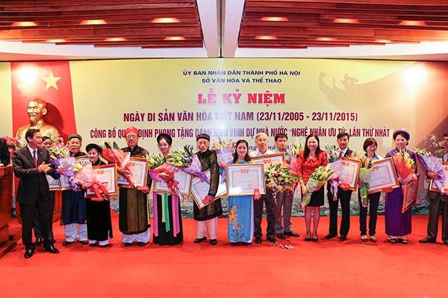Sẽ có đặc cách trong phong tặng danh hiệu Nghệ nhân Ưu tú, Nhân dân? - 1 Lễ trao bằng vinh danh Nghệ nhân Ưu tú cho các nghệ nhân tại Hà Nội hôm 23/11 vừa qua.
