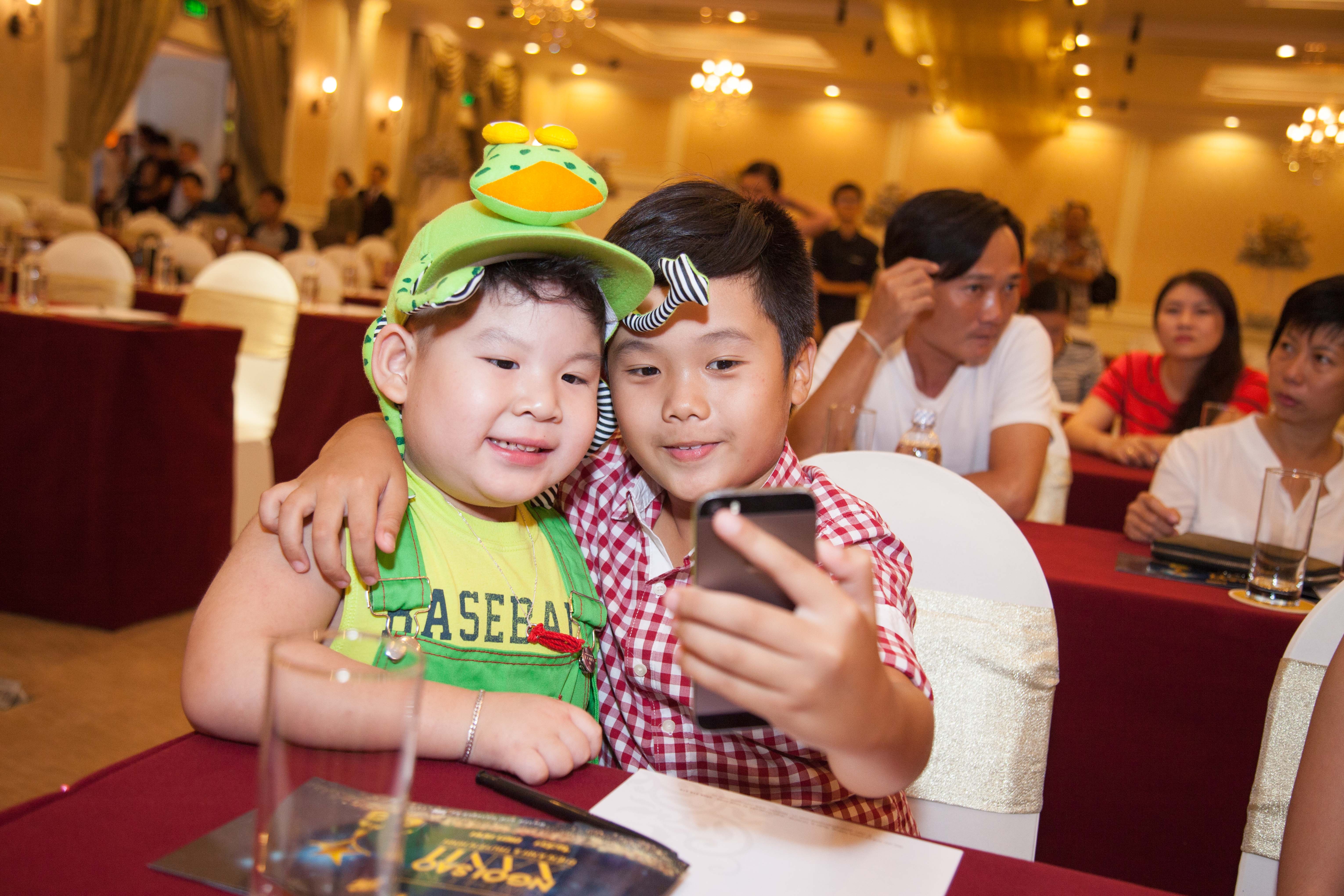 
Trong sự kiện chiều qua, A Pù rất hí hửng chụp ảnh “tự sướng” khi được gặp lại dàn diễn viên nhí của phim “Tôi thấy hoa vàng trên cỏ xanh” gồm Lâm Thanh Mỹ, Thịnh Vinh và Trọng Khang.
