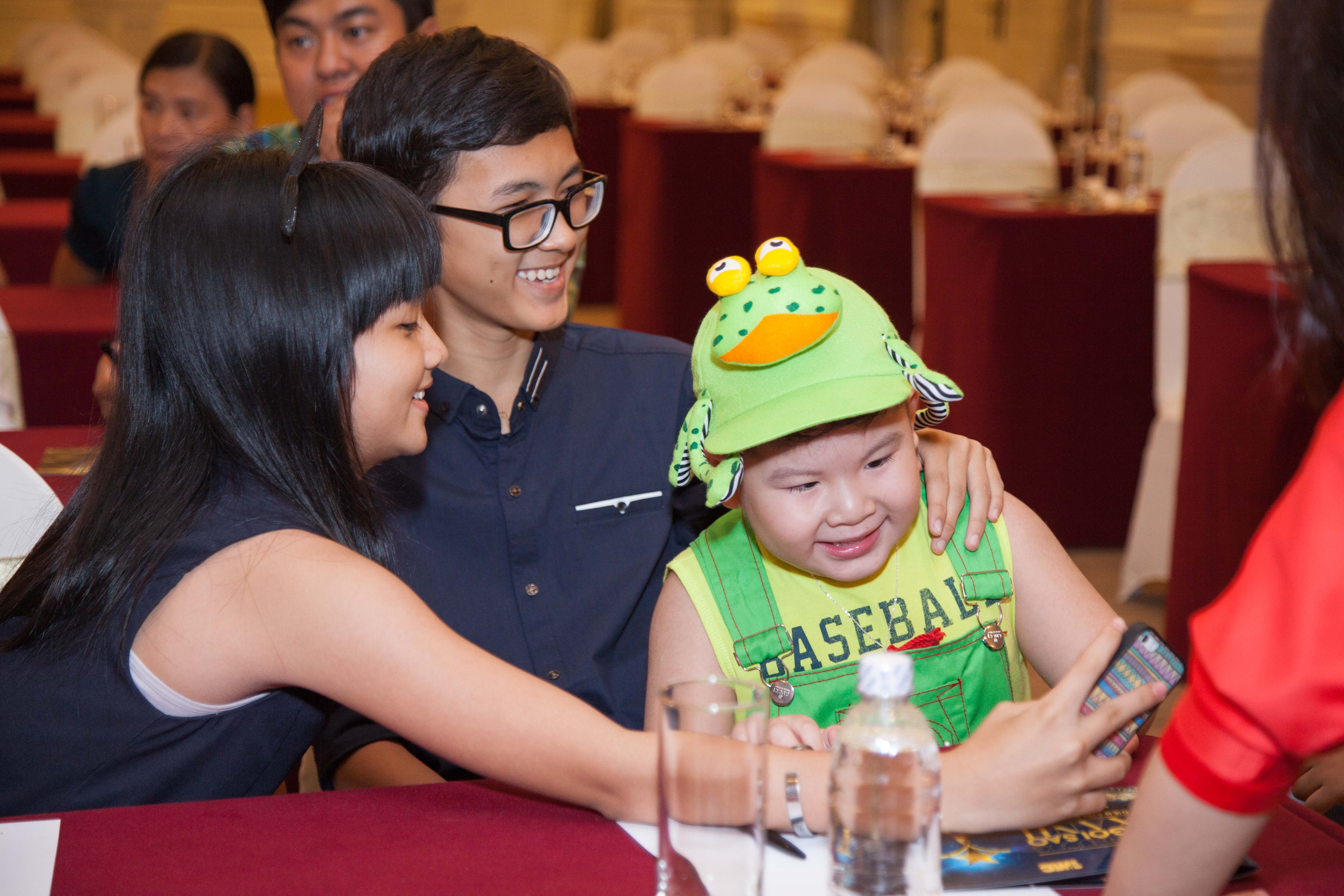 Dàn diễn viên “Tôi thấy hoa vàng trên cỏ xanh” nhí nhảnh bên bé mập A Pù - 5