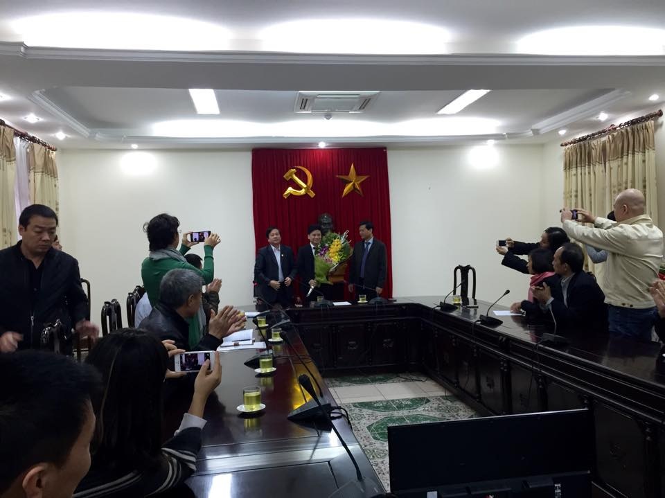 NSƯT Tấn Minh chính thức làm Giám đốc Nhà hát Ca Múa Nhạc Thăng Long - 2 Có rất nhiều đồng nghiệp đã đến để chúc mừng Tấn Minh.