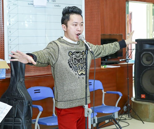 Thực hư chuyện ca sỹ Tùng Dương vừa chào đón con trai đầu lòng - 2 Tùng Dương rất vui sướng và hạnh phúc vì con trai chào đời đúng vào dịp anh chuẩn bị bước vào liveshow lớn nhất trong năm.