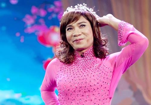 NSƯT Công Lý: “Cầm thiệp mời đưa cho người ta tới 3 lần thì “dơ” lắm” - 2 Công Lý đã nhiều lần muốn thoát khỏi vai cô Đẩu nhưng vẫn chưa được.