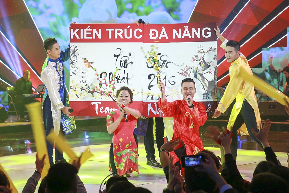 Thầy trò Thái Thuỳ Linh giành ngôi Quán quân "Tuổi 20 hát" - 9 ĐH Kiến Trúc Đà Nẵng thể hiện 2 ca khúc Bóng cây cơ nia và Xuân và tuổi trẻ.