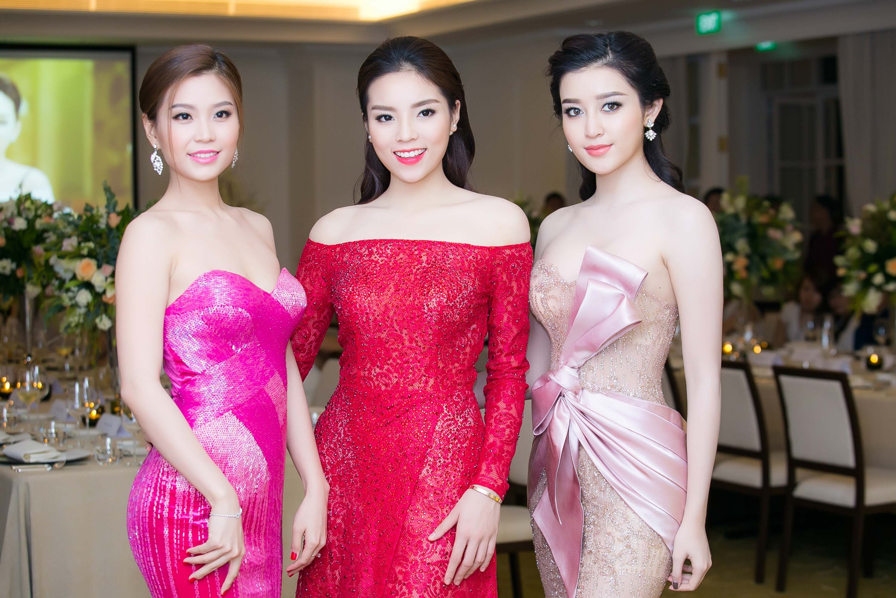 
Không kém cạnh 2 người đẹp, Diễm Trang cũng quyến rũ với váy đuôi cá hồng cánh sen. Người đẹp hiền dịu với phong cách trang điểm tông nâu cổ điển. 
