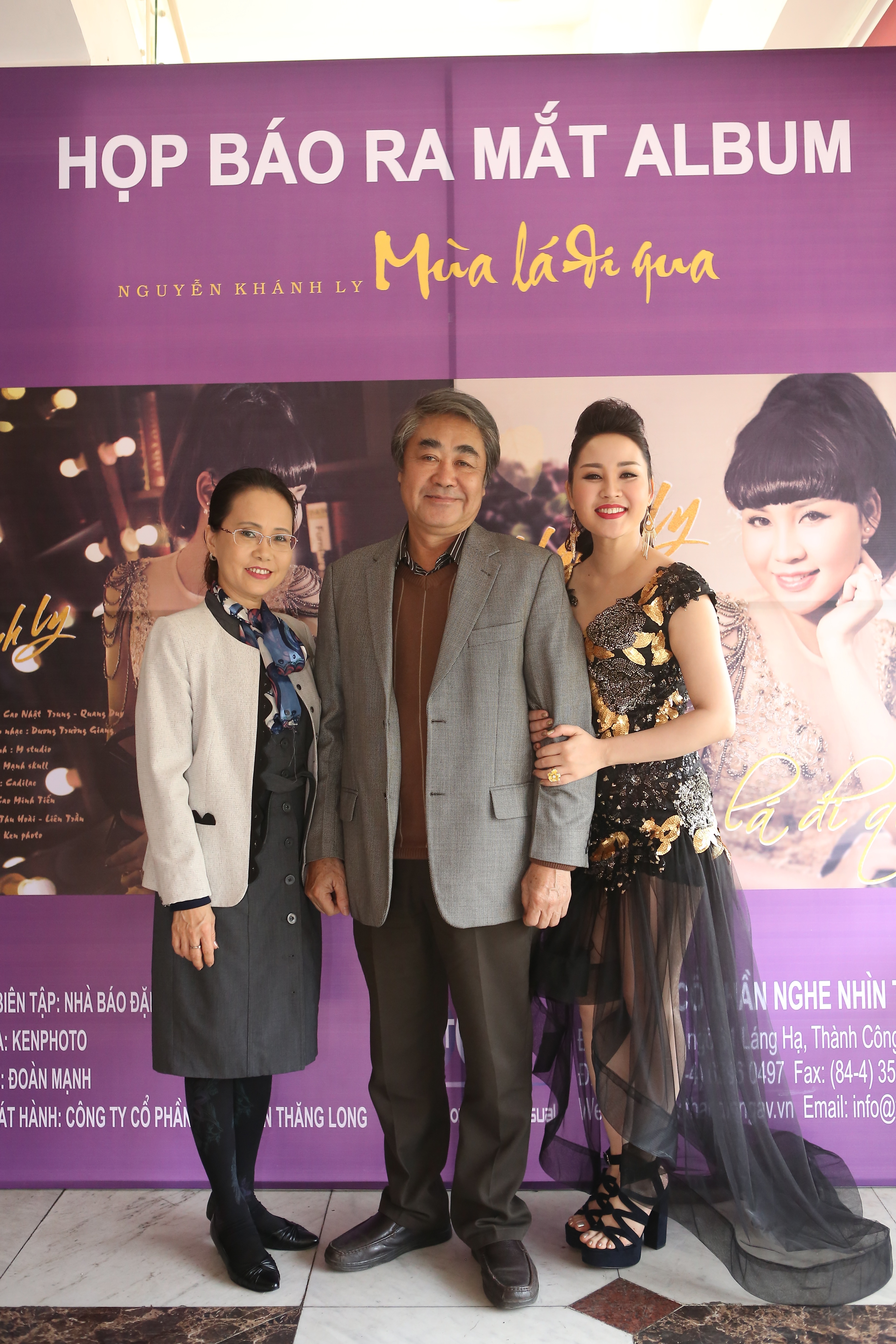 Vợ chồng NSND Quang Thọ đến mừng Khánh Ly ra mắt sản phẩm âm nhạc.