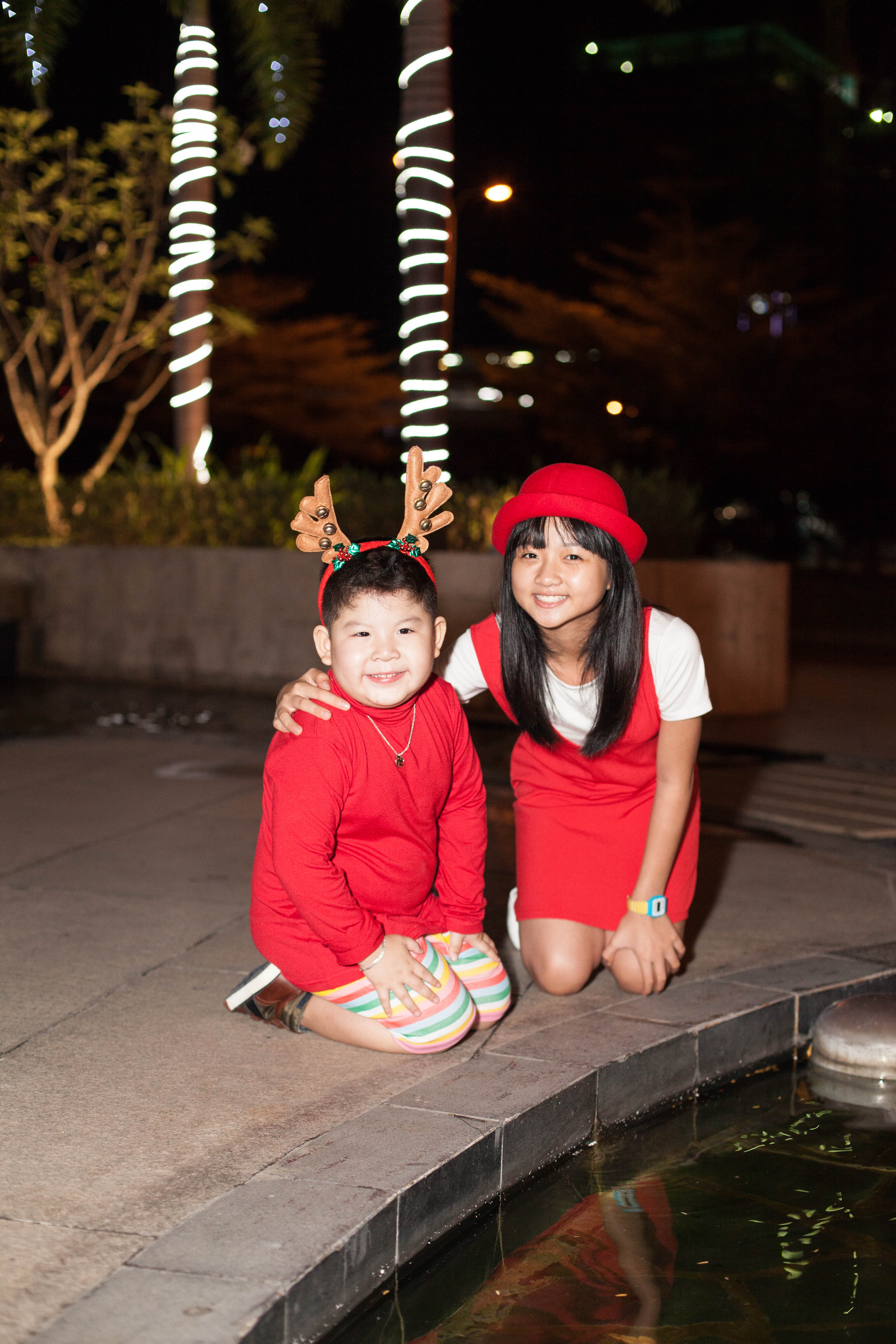 Nhân dịp giáng sinh và năm mới, cả hai chị em đã được bố mẹ cho đi dạo phố để tận hưởng không khí của những ngày lễ. Cả Thanh Mỹ và A Pù đã có những khoảnh khắc đáng nhớ khi được hoá thân thành chú tuần lộc dễ thương, cô gái tuyết, được ngắm cây thông khổng lồ, được đọc truyện tranh thoả thích, được ăn uống no nê và được tặng những món quà giáng sinh rất đáng yêu…