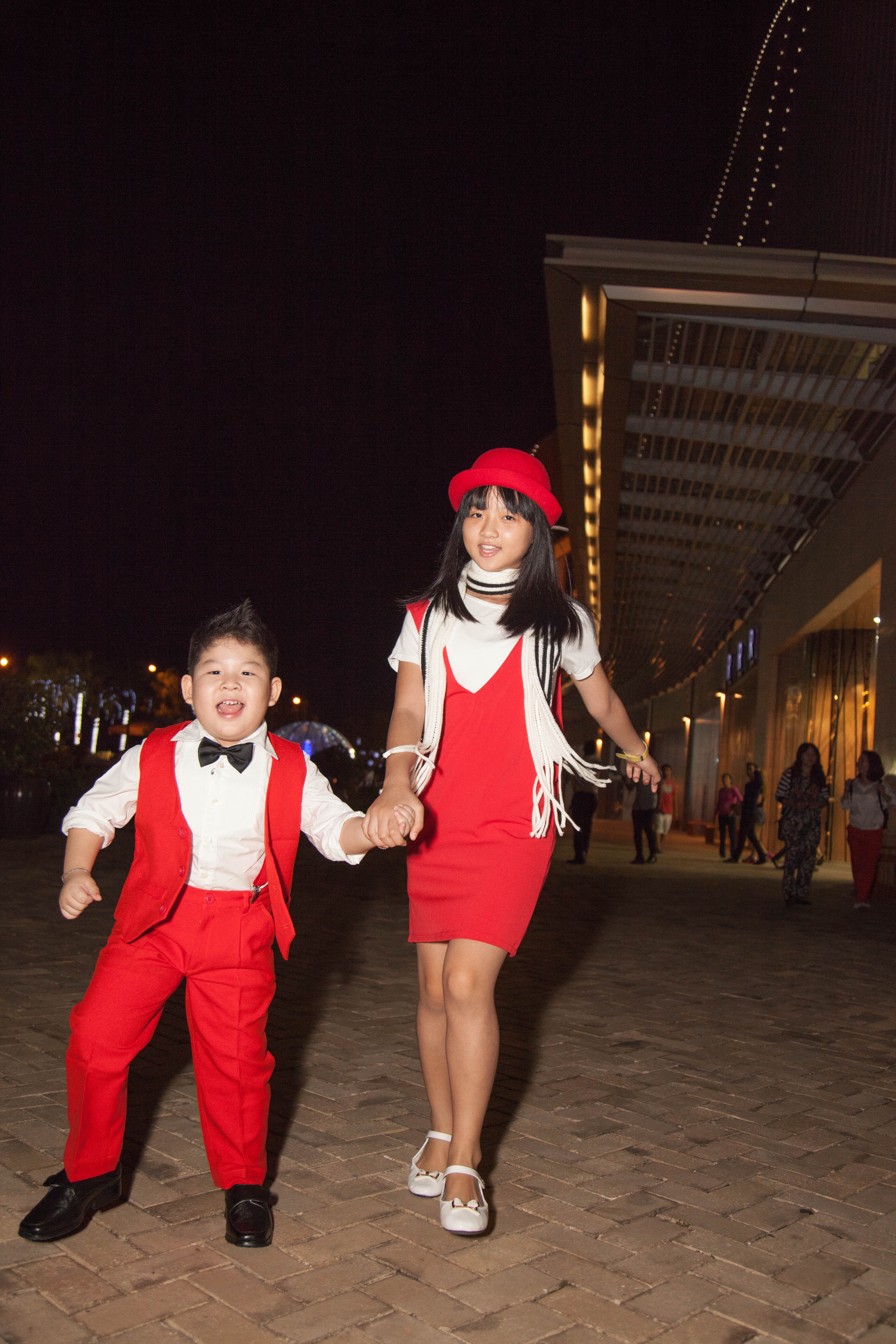 Cậu bé có lối diễn xuất rất hồn nhiên, lém lỉnh và đầy hài hước. Thời điểm đóng phim A Pù chưa được 3 tuổi nên nói chưa sõi. Cậu bé thậm chí còn lúc nào cũng kè kè bình sữa và chiếc bô trong suốt quá trình thực hiện bộ phim.