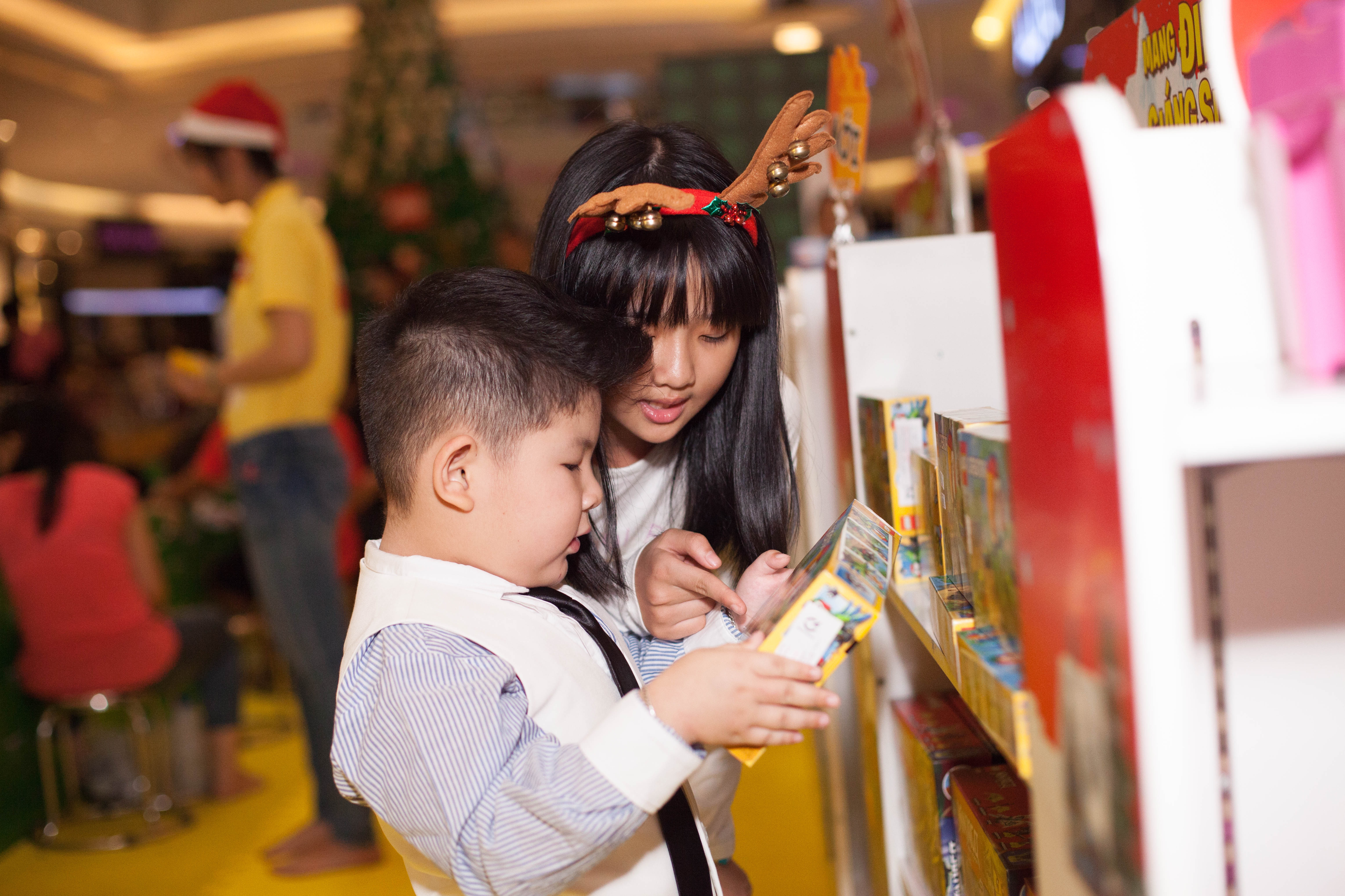 Mới đây, Cậu bé Sim Pa – A Pù đã có dịp tái ngộ diễn viên Hiếu Hiền và Đinh Ngọc Diệp trong phim chiếu Tết “Lộc Phát”.