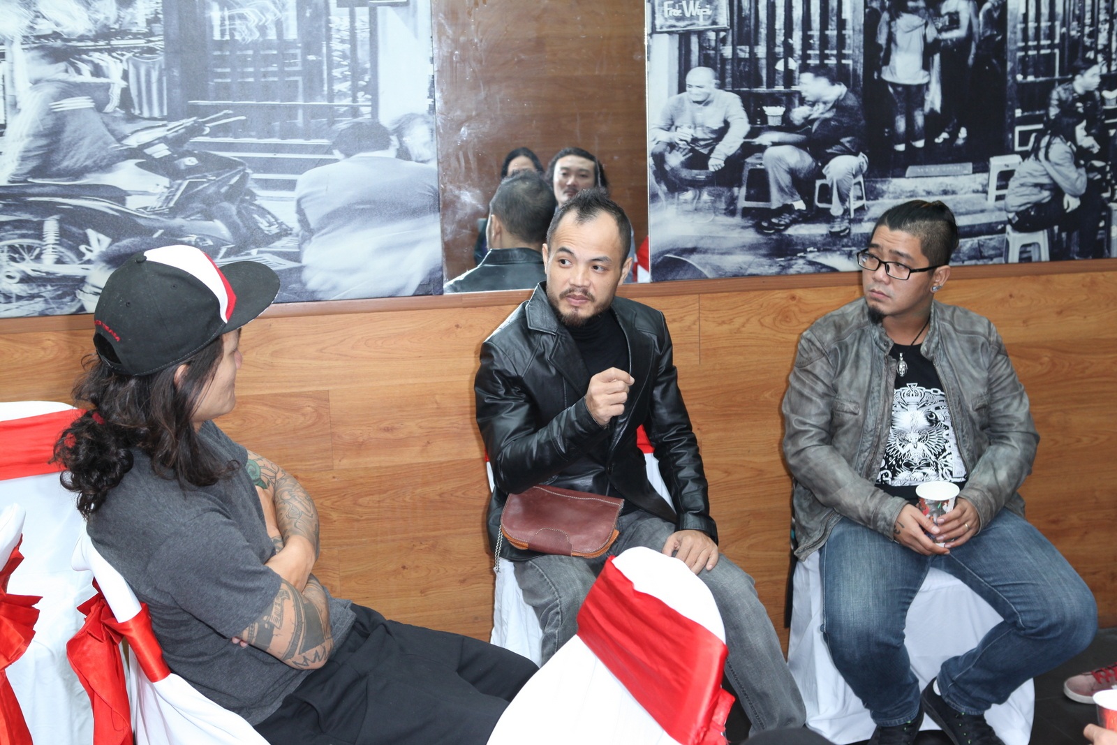 Thủ lĩnh Bức Tường xuất hiện tại buổi ra mắt album của đàn em từ khá sớm.