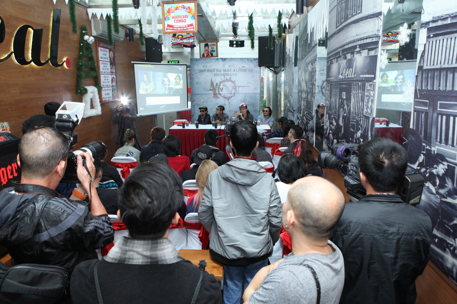 
Ban nhạc Microwave thành lập năm 2001 sau cuộc thi Các ban nhạc sinh viên toàn quốc lần thứ hai. Micrwave được coi là một trong những ban nhạc tiêu biểu của thế hệ rock band trẻ tại Việt Nam với phong cách âm nhạc hiện đại, cá tính. Cho tới nay, Microwave đã phát hành 2 album là Lối thoát (2005) và Thời gian (2009).
