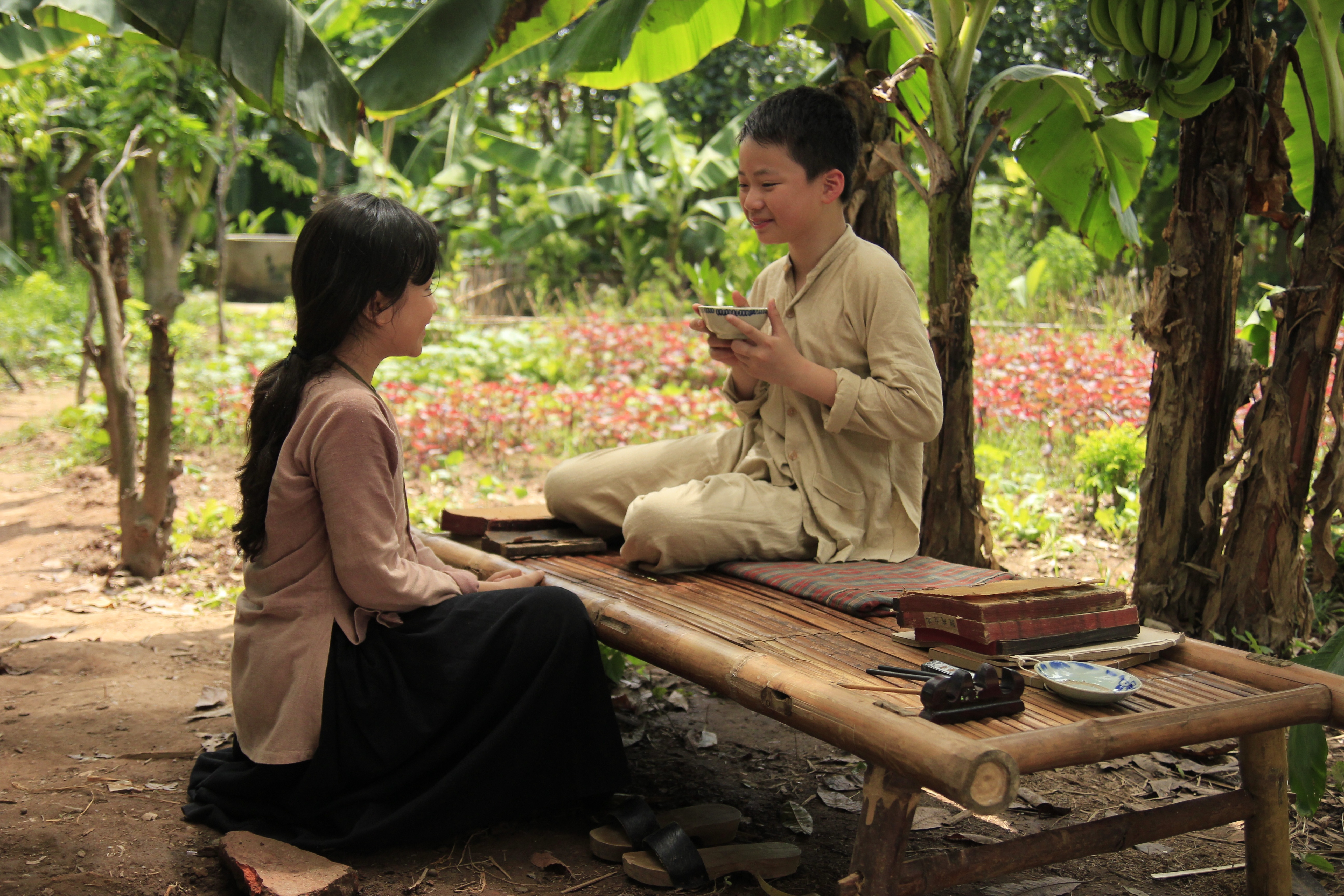 Kim Anh và người chồng nhí trong một cảnh ở vườn chuối.