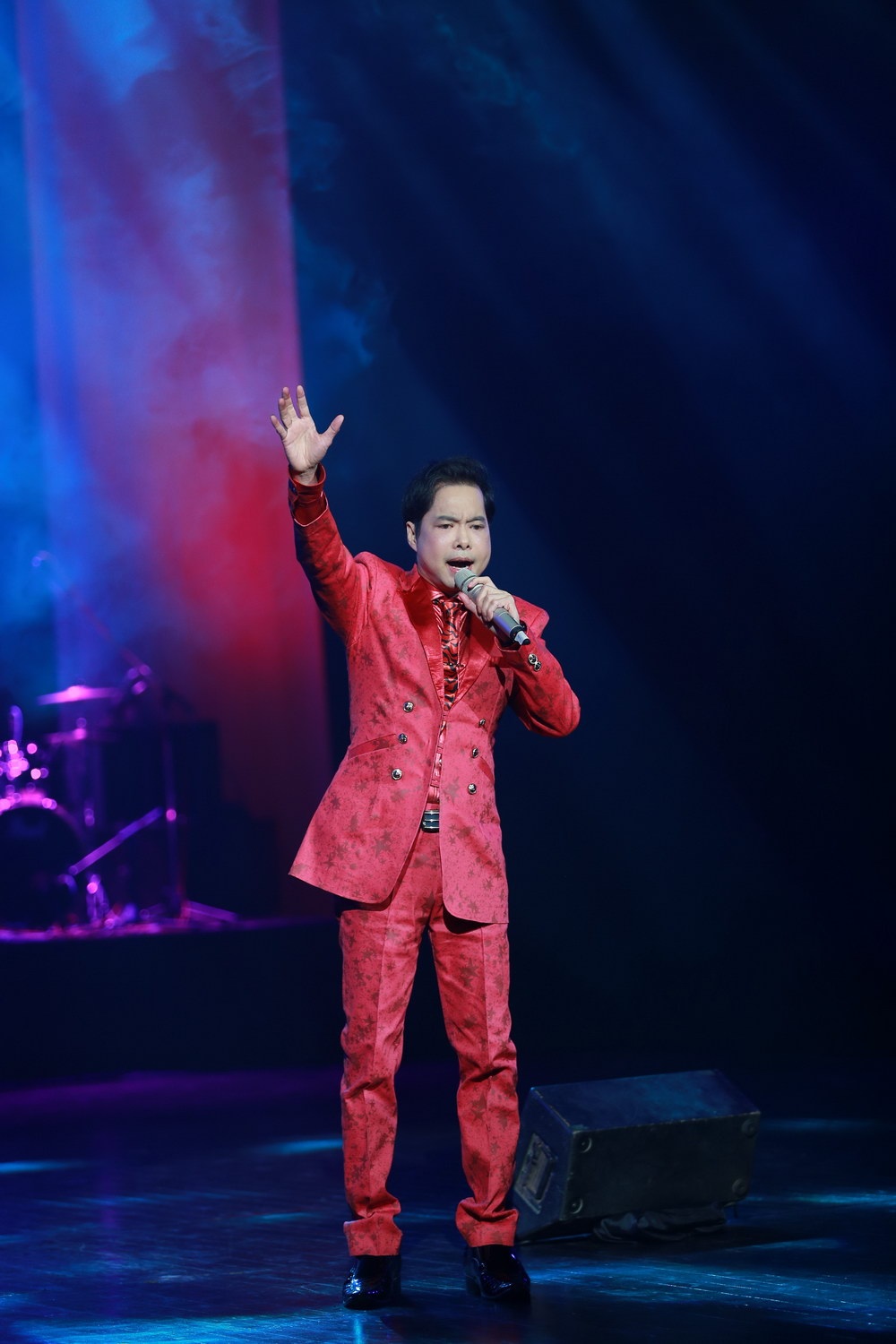 
Trong phần giao lưu với khán giả, Ngọc Sơn bồi hồi kể rằng, cách đây 25 năm, lần đầu tiên anh được bước chân vào Nhà hát Lớn Hà Nội trong đêm “Gala 90”. Sau 25 năm, mối lương duyên sẵn có ấy đã thêm một lần nữa cho anh cơ hội được trở lại hát ở “thánh đường” Nhà hát Lớn trong không khí xuân sang, khởi đầu một năm mới an lành để tấu lên giai điệu tình xuân bolero.
