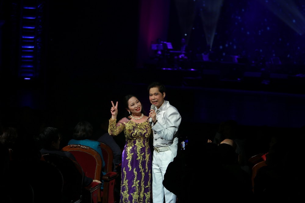 
Điều khiến cho tên tuổi Ngọc Sơn luôn sống mãi trong lòng khán giả cũng bởi nguồn năng lượng trong anh luôn ngùn ngụt đam mê. Khi hát, dù ở sân khấu nào và bất cứ nơi đâu, Ngọc Sơn đều rất bốc trong cách trình diễn cùng lối hát như rút ruột, xé lòng khiến cho khán giả thổn thức và luôn đắm mình trong tiếng hát của anh. 
