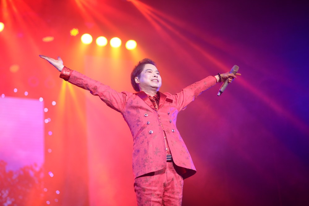 
Ngọc Sơn không bao giờ quên được trong lần biểu diễn đầu tiên ấy khán giả Hà Nội đã yêu thương, vỗ tay nhiều đến nỗi anh không thể rời sân khấu, cứ hát với suốt đêm, mặc dù chương trình đã kết thức tự bao giờ. Kỷ niệm đáng nhớ đó, đã thôi thúc Ngọc Sơn trở lại Hà Nội như trở về với tình yêu thương bất tận của chính gia đình. Kể lại những kỷ niệm đó, Ngọc Sơn đã bất khóc bởi với anh đó là những khoảnh khắc vô giá trong cuộc đời.
