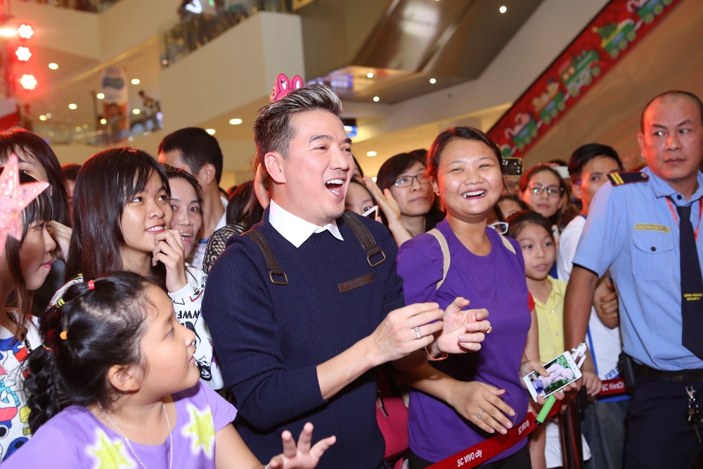 Đàm Vĩnh Hưng "quẩy" hết mình trong sinh nhật Dương Triệu Vũ - 4 Ca sĩ Đàm Vĩnh Hưng cũng có mặt từ rất sớm để theo dõi và đứng ngồi không yên trong buổi họp fans của Dương Triệu Vũ. Ngoài song ca với Dương Triệu Vũ những ca khúc được yêu mến, anh còn xung phong tham gia vào các trò chơi giao lưu với khán giả
