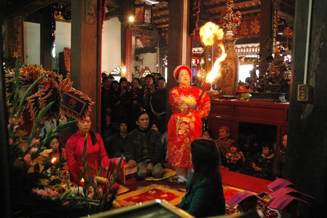 Thực hành tín ngưỡng thờ Mẫu trong xã hội đương đại - 1 Phát huy giá trị của tín ngưỡng thờ Mẫu trong xã hội đương đại là vấn đề được rất nhiều nhà nghiên cứu trong và ngoài nước quan tâm. Ảnh: TL.
