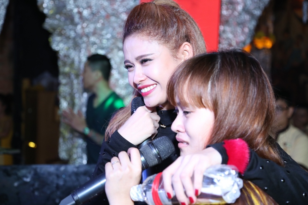 Trương Quỳnh Anh khóc như mưa trong tiệc sinh nhật sớm - 6 Kỷ niệm cũ khiến mẹ Trương Quỳnh Anh ngồi dưới cũng khóc theo cô. Trương Quỳnh Anh cũng ngỏ lời xin lỗi vì đã từng làm ba mẹ buồn lòng và lo lắng cho mình trong cuộc sống hôn nhân. Khi thấy Trương Quỳnh Anh khóc, các fans ùa lên sân khấu an ủi, tặng những món quà khơi gợi lại những kỷ niệm khi cô đi quay phim và được các fan chăm sóc, Quỳnh Anh lại càng khóc to hơn.