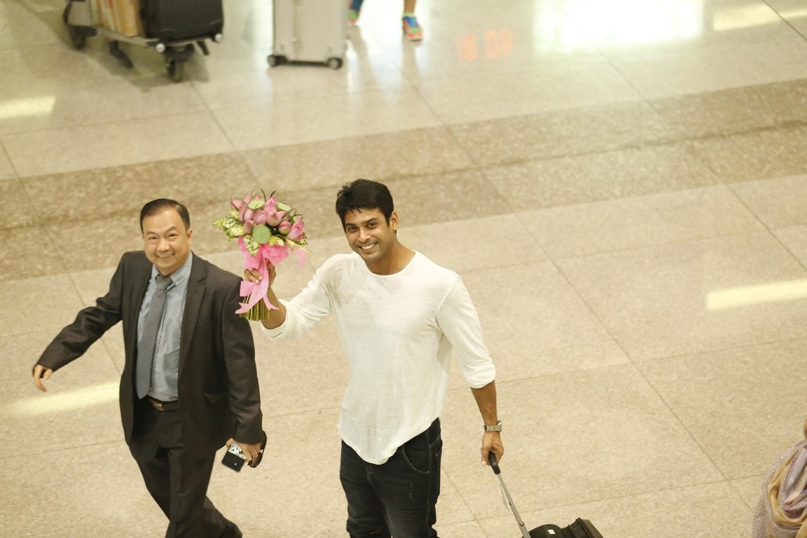 Shiv cười rất tươi khi nhìn thấy khán giả từ xa. Anh đưa bó hoa lên vẫy chào khán giả để tỏ lòng biết ơn.