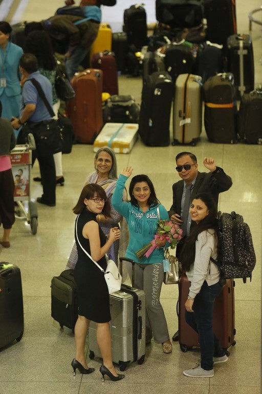 Mỹ nam của “Cô dâu 8 tuổi” bị fan bao vây khi vừa đến Việt Nam - 4