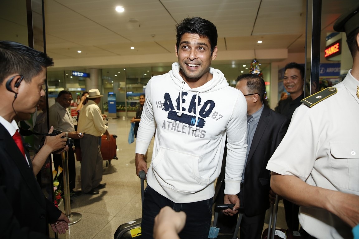 Mỹ nam của “Cô dâu 8 tuổi” bị fan bao vây khi vừa đến Việt Nam - 7